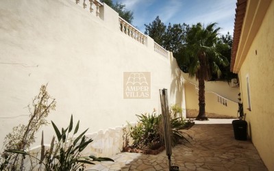 Villa with a guest apartment, swimming pool and spacious outdoor areas in Santa Clara, Altea